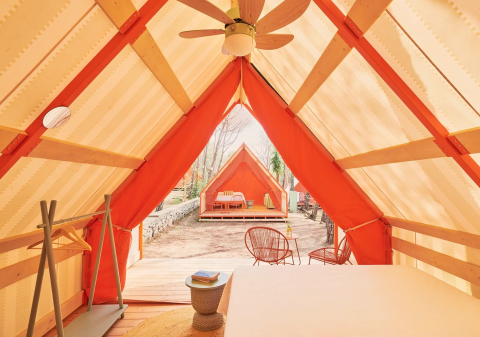 Inde i Lavita Camp Cagliari luksustelt på Sardinien, med udsigt til udendørs siddeområde og andet telt.