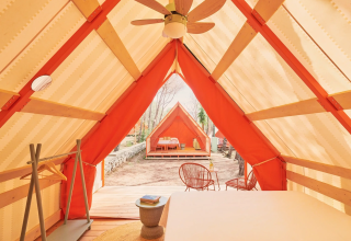 Binnenkant van een Lavita Camp Cagliari glampingtent op Sardinië, met uitzicht op terras en andere tent.