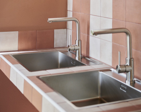 Zwei Edelstahlspülbecken mit Armaturen im Gemeinschaftsbereich von Lavita Camp Cagliari - Glampingtenten Sardinien.