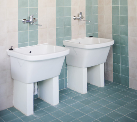 Dos lavabos blancos en el baño de Lavita Camp Cagliari - Glampingtenten Sardinië, alojamiento de glamping.