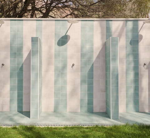 Espace de douches extérieures carrelées bleu et blanc à Lavita Camp Cagliari - Glampingtenten Sardaigne.