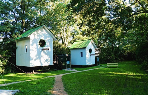 Dos cabañas de glamping únicas con techos verdes en De Vreemde Vogel en Zuid-Holland, Países Bajos, naturaleza.