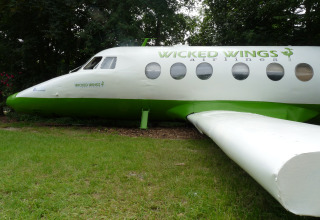 Alloggio glamping unico nel Sud dell’Olanda, utilizzando la carlinga di un jet Wicked Wings Airlines verde.