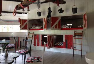 Lits de glamping uniques dans un intérieur style ferme chez De Vreemde Vogel à Zuid-Holland, Pays-Bas.