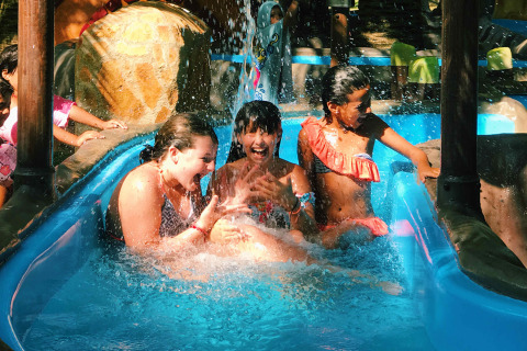 Kids splash and laugh in the pool at Camping & Resort La Torre del Sol - Safaritenten Costa Dorada.