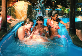 Kinder haben Spaß und werden nass im Pool vom Camping & Resort La Torre del Sol - Safaritenten Costa Dorada.