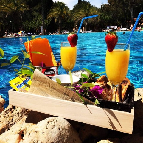 Desayuno de lujo junto a la piscina en Camping & Resort La Torre del Sol - Safaritenten Costa Dorada.