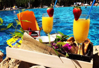 Desayuno de lujo junto a la piscina en Camping & Resort La Torre del Sol - Safaritenten Costa Dorada.