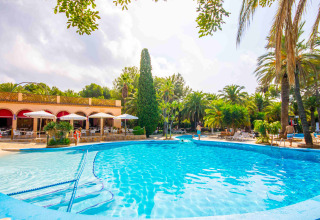 Camping & Resort La Torre del Sol op de Costa Dorada met zwembad, palmbomen en terras, ideaal voor glamping.