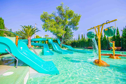 Aire de jeux aquatique avec toboggans au Camping & Resort La Torre del Sol, Safaritenten Costa Dorada.