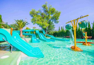 Wasserspielplatz mit Rutschen und Wasserspielen im Camping & Resort La Torre del Sol, Safaritenten Costa Dorada.