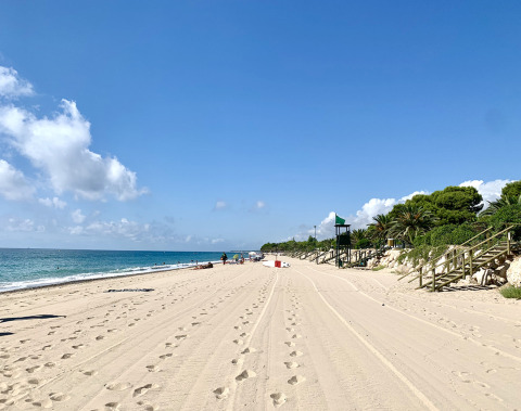 Udsigt over strand og hav ved Camping & Resort La Torre del Sol - Safaritenten Costa Dorada, Spanien.