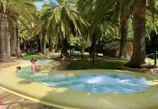 Außen-Whirlpool unter Palmen bei Camping & Resort La Torre del Sol, Safarizelte Costa Dorada.
