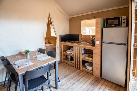 Interieur van een glampingaccommodatie bij Camping & Resort La Torre del Sol met keuken en eettafel.