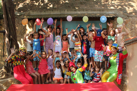 Bambini e clown festeggiano insieme al Camping & Resort La Torre del Sol Safaritenten Costa Dorada.