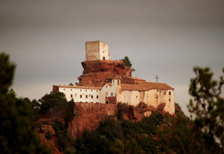 Vista di un edificio storico sulla collina vicino a Camping & Resort La Torre del Sol - Safaritenten Costa Dorada.