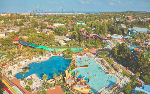 Feriepark med pool, rutsjebaner og grønne omgivelser nær Camping & Resort La Torre del Sol på Costa Dorada.