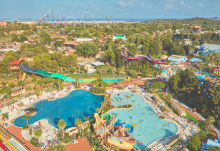 Vue aérienne d’un parc aquatique proche du Camping & Resort La Torre del Sol - Safaritenten Costa Dorada.