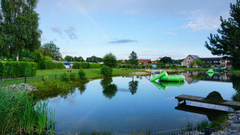 Camping Heidekamp mit See, Grünflächen und aufblasbaren Spielgeräten in Nordrhein-Westfalen, Deutschland.