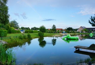 Camping Heidekamp mit See, Grünflächen und aufblasbaren Spielgeräten in Nordrhein-Westfalen, Deutschland.