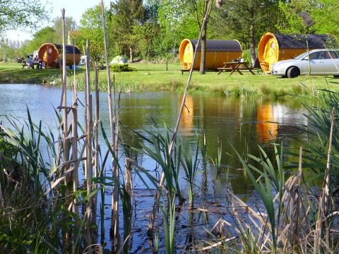 Glamping-Unterkünfte bei Camping Heidekamp: Lodges und Pods am See im grünen Nordrhein-Westfalen.