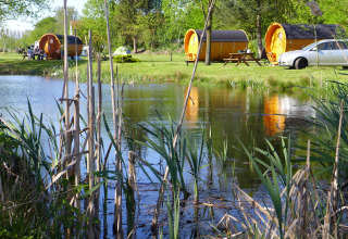 Hébergements glamping au Camping Heidekamp : lodges et pods au bord d’un étang, en Rhénanie-du-Nord-Westphalie.