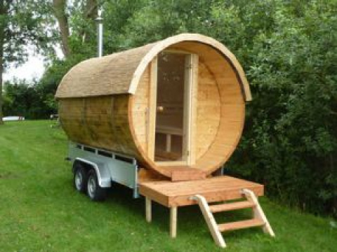 Vatvormige houten lodge op aanhanger, perfect voor glamping bij Camping Heidekamp in Noordrijn-Westfalen.