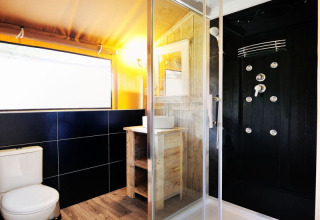 Baño moderno en una glamping lodge del Camping Heidekamp en Renania del Norte-Westfalia con ducha.