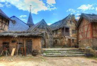 Das Bild zeigt Safritop am Mühlenteich - Safarizelte Rheinland-Pfalz, ein malerisches Glamping-Gelände.