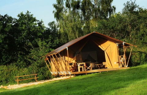 Hébergement glamping Kimaro Farmhouse - Safaritenten Bourgogne, tente safari avec terrasse en pleine nature.
