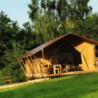 Hébergement glamping Kimaro Farmhouse - Safaritenten Bourgogne, tente safari avec terrasse en pleine nature.
