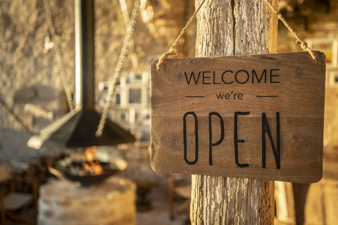 Open sign at Kimaro Farmhouse - Safaritenten Bourgogne, inviting guests to luxury glamping in nature.