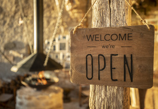 Cartello di benvenuto 'APERTI' a Kimaro Farmhouse - Safaritenten Bourgogne, glamping immerso nella natura.