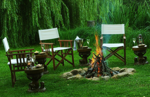 Luxuscamping mit Feuerstelle, bequemen Stühlen und Natur bei Kimaro Farmhouse - Safaritenten Bourgogne.