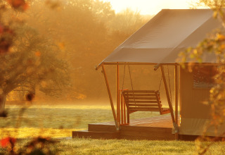 Glamping presso Kimaro Farmhouse - Safaritenten Bourgogne, alba con altalena e vista sulla natura.