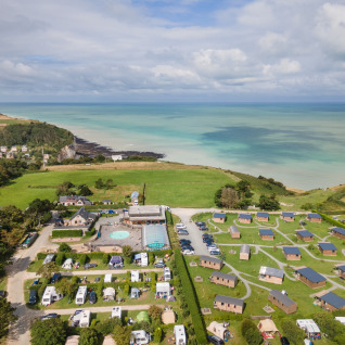 Luftaufnahme vom Glampingplatz Huttopia Les Falaises - Glamping Normandië mit Meerblick und Natur.