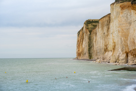 Sea cliffs and water view near Huttopia Les Falaises - Glamping Normandië, perfect for scenic camping experiences.