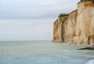 Falaises et vue sur la mer à Huttopia Les Falaises - Glamping Normandië, parfaite expérience de camping nature.