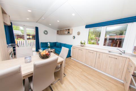 Alloggio glamping moderno e luminoso presso Camping en Vakantiepark Teichmann con cucina e zona soggiorno.