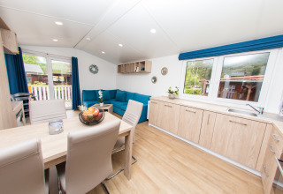 Bright, modern glamping accommodation at Camping en Vakantiepark Teichmann with kitchen and lounge area.