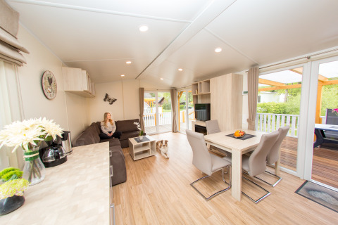 Modern eingerichtete Glamping-Unterkunft im Camping en Vakantiepark Teichmann - Glamping Hessen mit Terrasse.