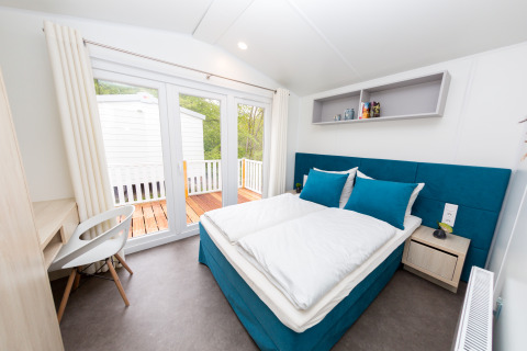 Moderne glamping accommodatie bij Camping en Vakantiepark Teichmann in Hessen met tweepersoonsbed en terras.