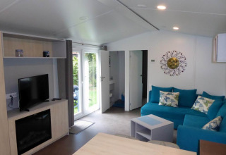 Moderne Glamping-Unterkunft auf Camping en Vakantiepark Teichmann, Hessen, mit heller Sitzecke.