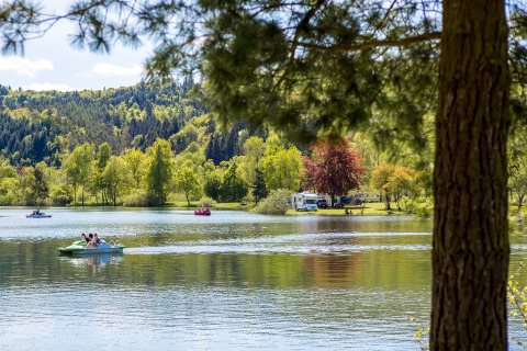 Uitzicht op het meer bij Camping en Vakantiepark Teichmann - Glamping Hessen met waterfietsen en groen.