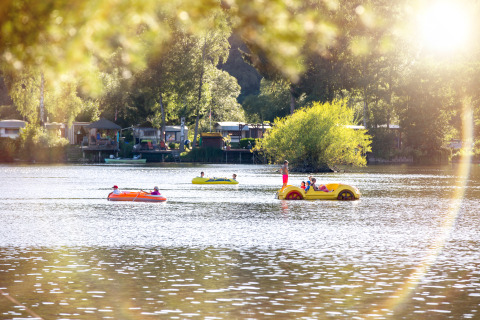 Glamping tents and camping at Camping en Vakantiepark Teichmann, Hessen with people boating on the lake.