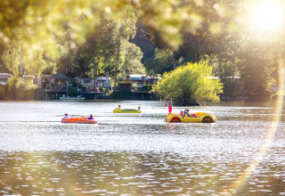 Hébergements glamping et camping au Camping en Vakantiepark Teichmann, Hessen, avec pédalos sur le lac.
