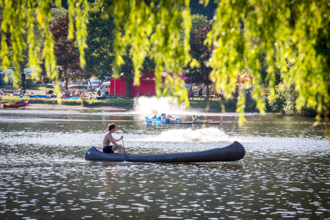Personne en canoë sur un lac à Camping en Vakantiepark Teichmann - Glamping Hessen, nature et détente.