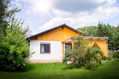 Glamping-Unterkunft im Camping en Vakantiepark Teichmann, Hessen, umgeben von Natur und Sonnenschein.