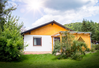 Hébergement glamping au Camping en Vakantiepark Teichmann en Hesse, entouré de verdure et de soleil.