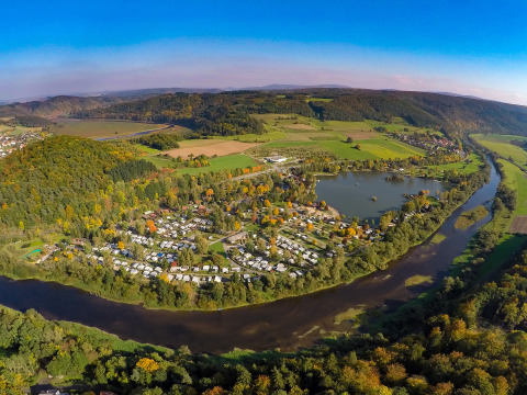 Vue aérienne du Camping en Vakantiepark Teichmann - Glamping Hessen entouré de lac, rivière et champs.
